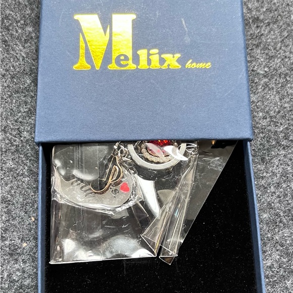 Taylor swift bundle. Popcorn bucket. Book. Keychain - Picture 3 of 3